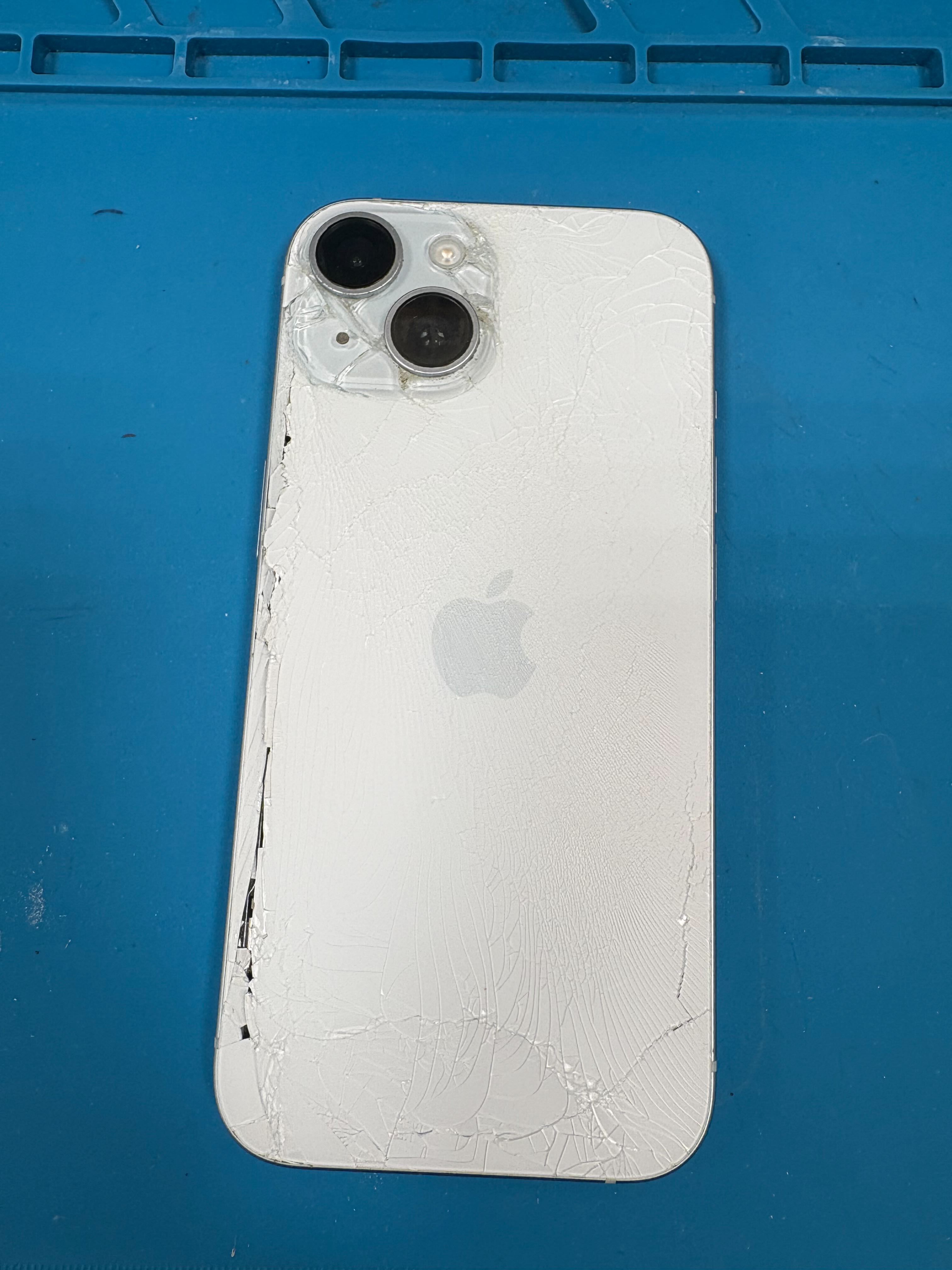 iPhone15 128GB バッテリー容量88% 背面ガラス割れ Apple純正部品でiPhone15シリーズすべて背面ガラス割れ修理が